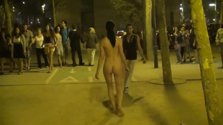 Exhibitionist hits the streets and makes the crowd drool